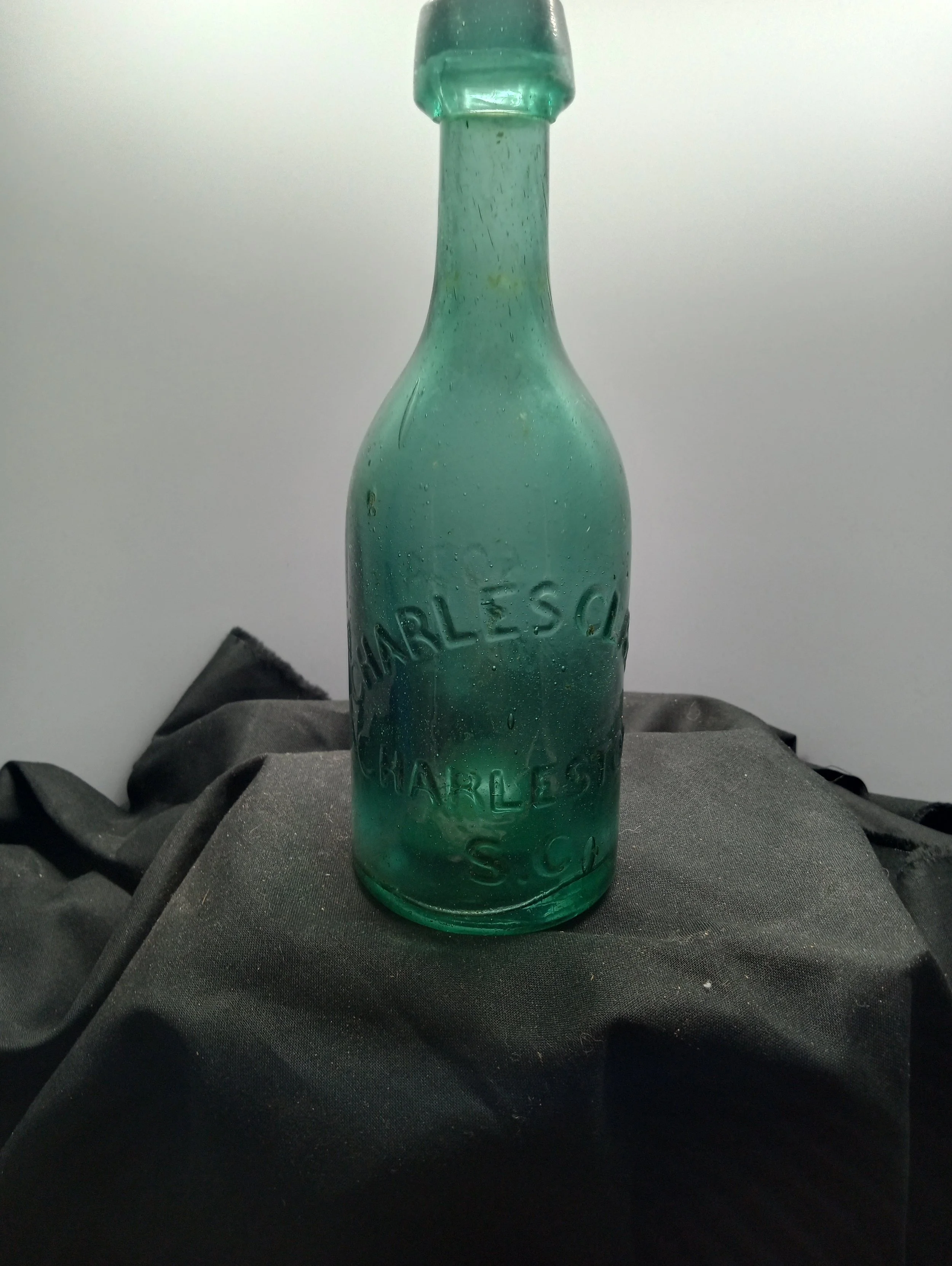 AGE - 1856
TYPE - NON-MACHINE
FRONT - CHARLES CLARK
CHARLESTON
S.C.
BACK - SODA
WATER
COLOR - TEAL
RARITY - RARE
