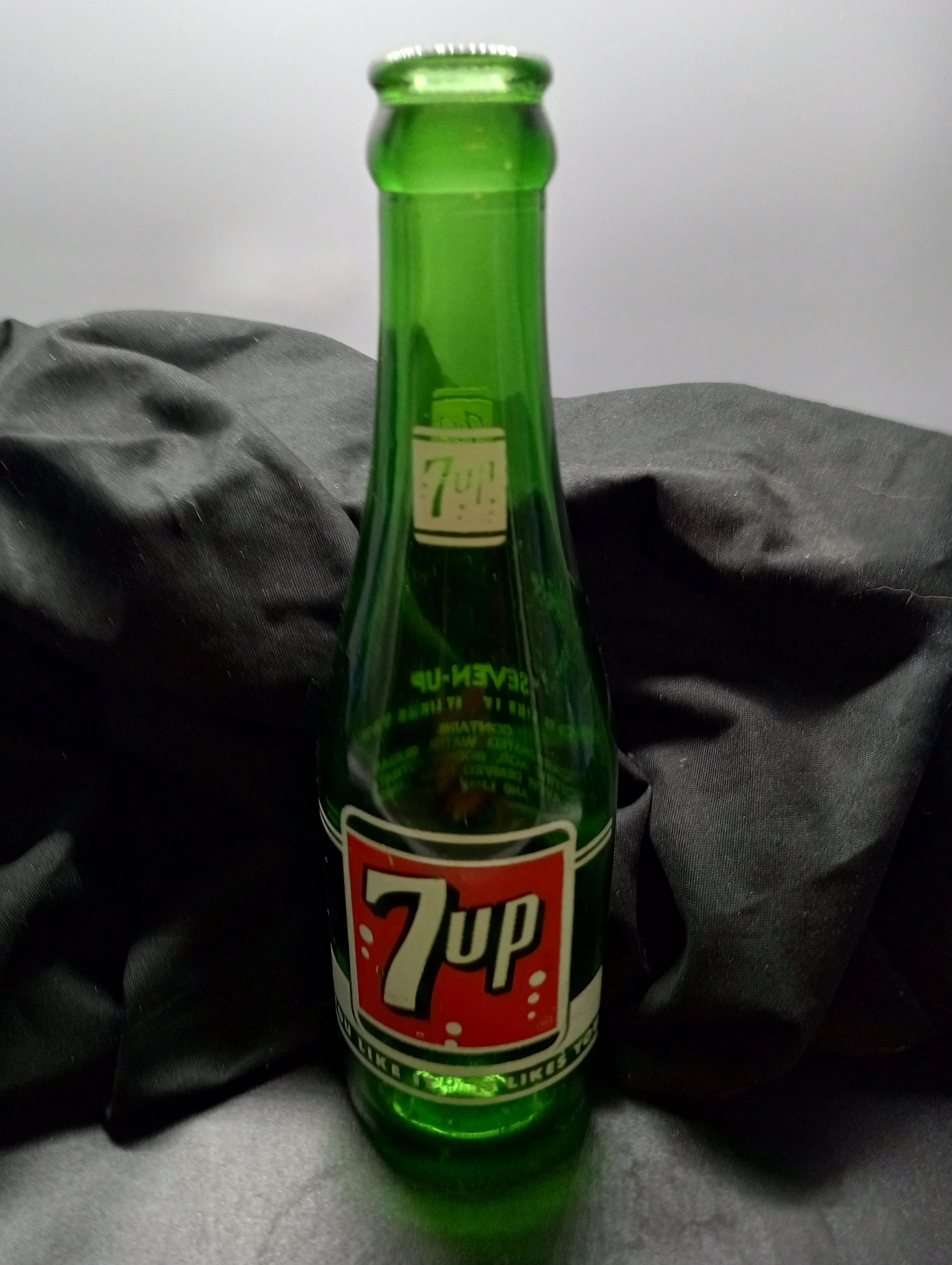 AGE - 1962 - TYPE - MACHINE - FRONT - (neck) 7up (body) 7up / YOU LIKE IT IT LIKES YOU - BACK - CONTENTS 7 FL. OZS. / SEVEN-UP BOTTLING CO. / COLUMBIA, S.C. - BOTTOM - 6 L G W 2 3 2740 - COLOR GREEN \ RARITY - SCARCE