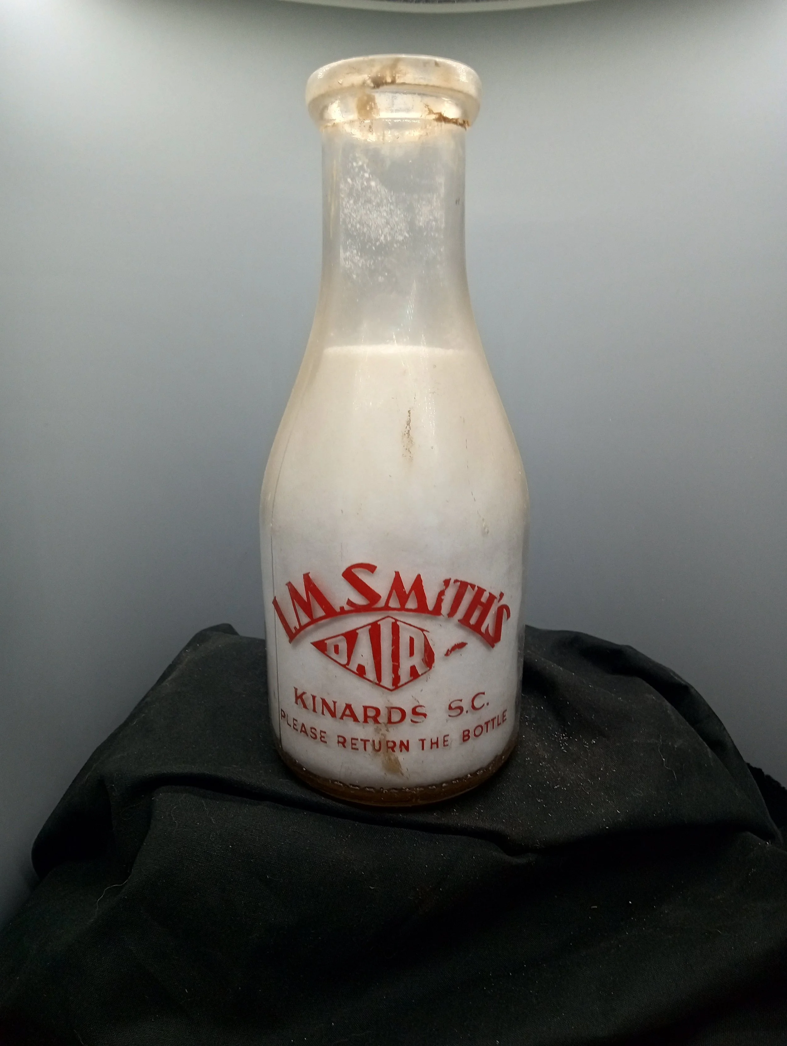 AGE - 1948 - FRONT - L.M. SMITH'S / DAIRY / KINARDS, S.C. / PLEASE RETURN THE BOTTLE (embossed at base) REGISTERED SEALED BB 48 - BACK - PASTEURIZED / FOR SAFTY! / L.M. SMITH'S DAIRY (embossed at base) ONE QUART LIQUID
