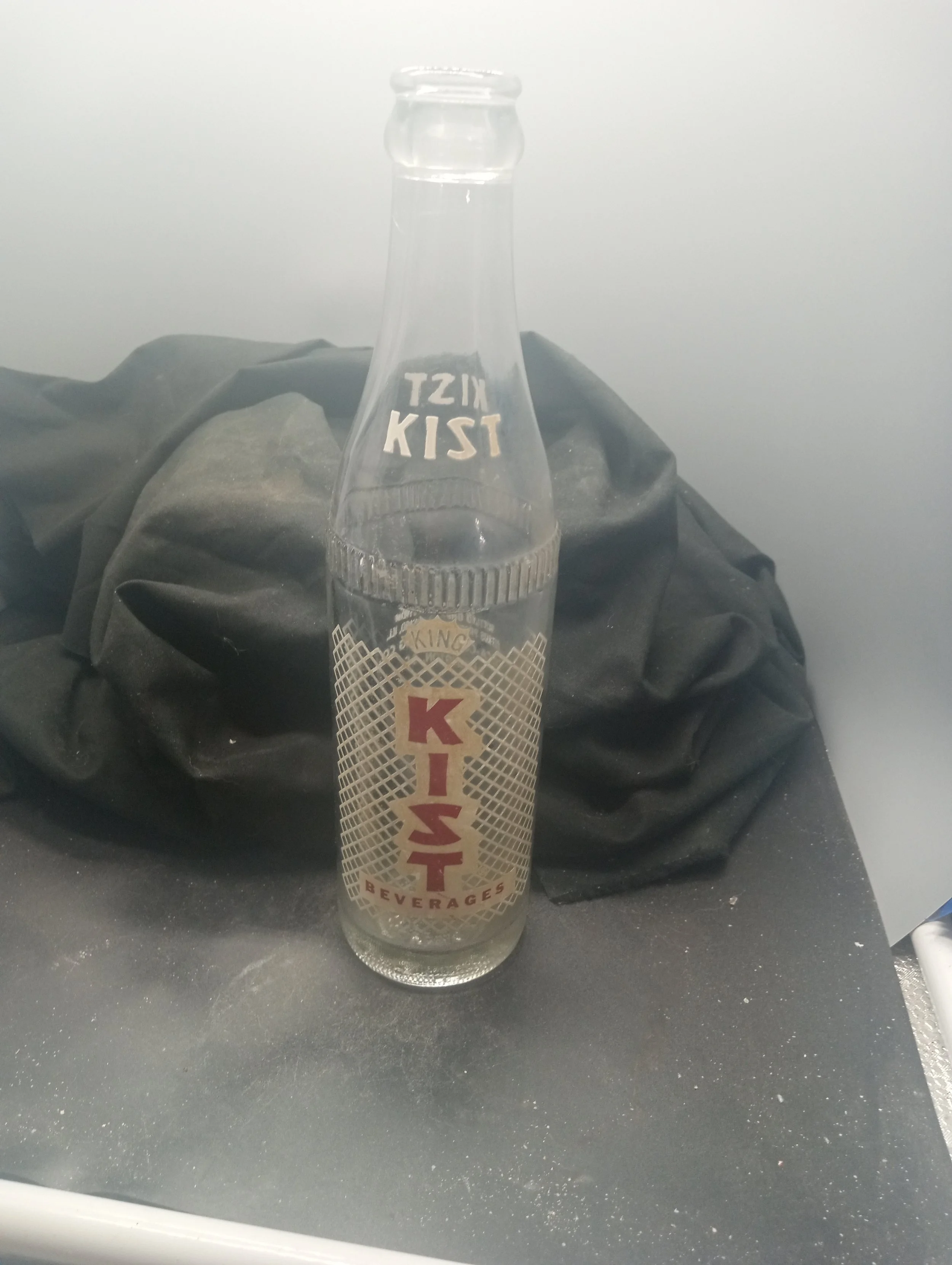 AGE - 1961 - TYPE - MACHINE - FRONT - (shoulder) KIST (body) KING / KIST / BEVERAGES - BACK - CONTENTS 10 FL. OZ. / BOTTLED UNDER LICENSE FROM / CITRUS PRODUCTS CO. CHICAGO, ILL. / COCA-COLA BOTTLING CO. / DARLINGTON, S.C. - COLOR - CLEAR \ RARITY - 