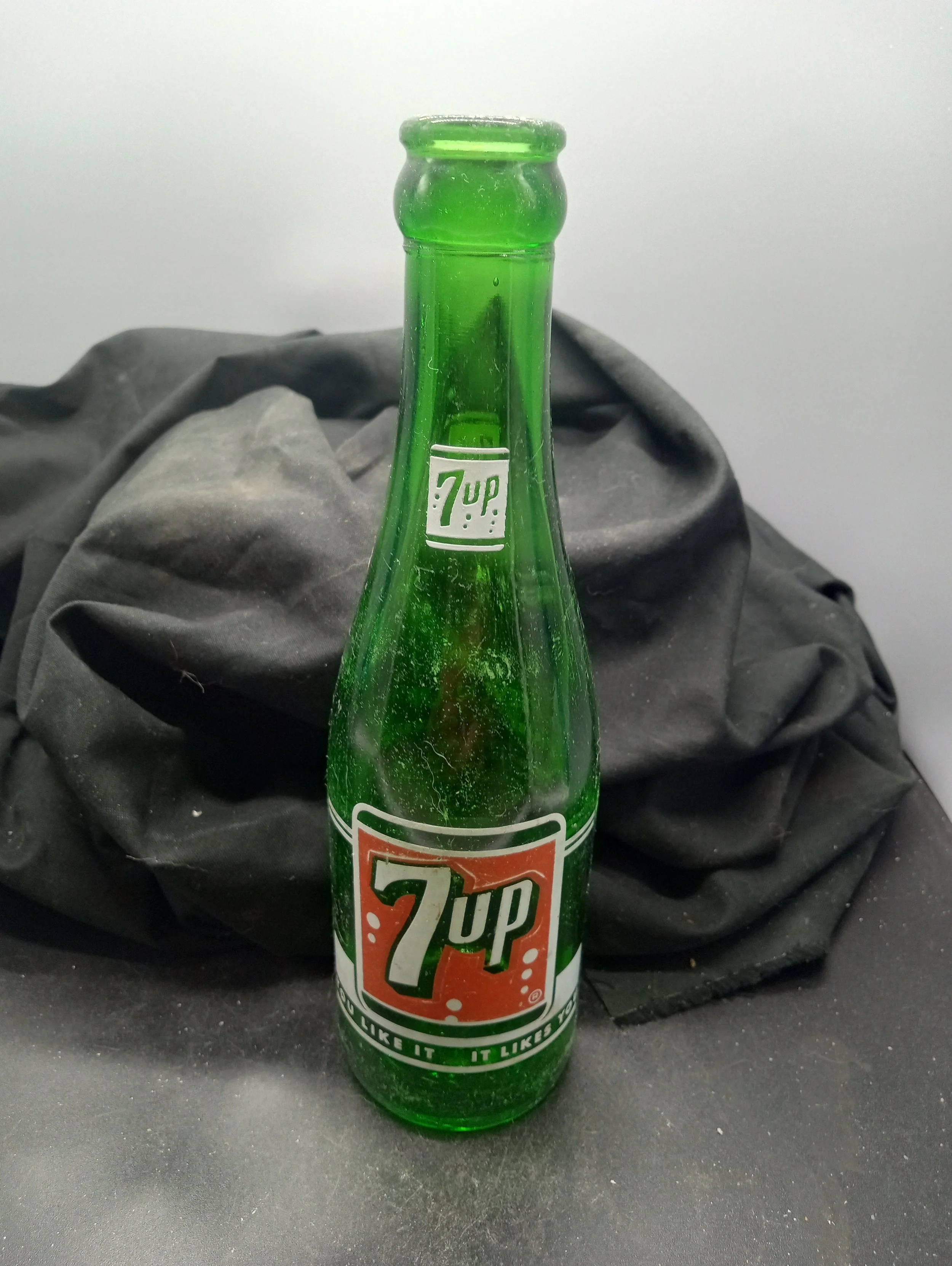 AGE - 1950'S - TYPE - MACHINE - FRONT - (shoulder)7up (body) 7up / YOU LIKE IT  IT LIKES YOU - BACK - CONTENTS 7 FL. OZS. / SEVEN-UP BOTTLINGCO. / :ANDERSON, S.C. - BOTTOM - G-94 / DURAGLAS / 3 (I) 6 / 28 - COLOR - GREEN \ RARITY - SCARCE