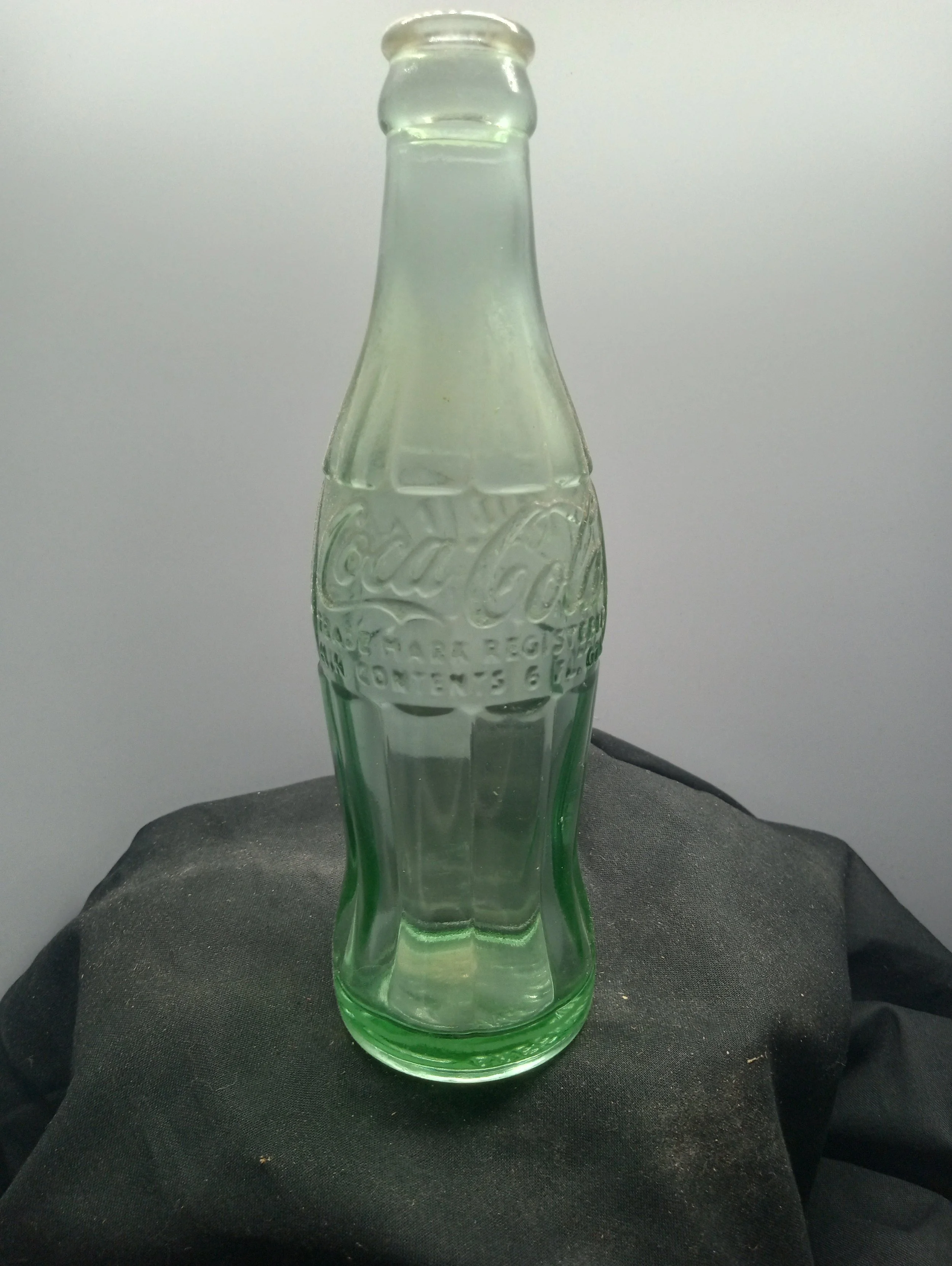 AGE - 1951-1958 - TYPE - MACHINE - FRONT - COCA-COLA / TRADE-MARK REGISTERED / IN U. S. PATENT OFFICE (near base) 56-74 - BACK - COCA-COLA / TRADE-MARK REGISTERED / MIN. CONTENTS 6 FL. OZS. - BACK - GREENVILLE / L / S.C. - COLOR - QUA \ RARITY - COMM