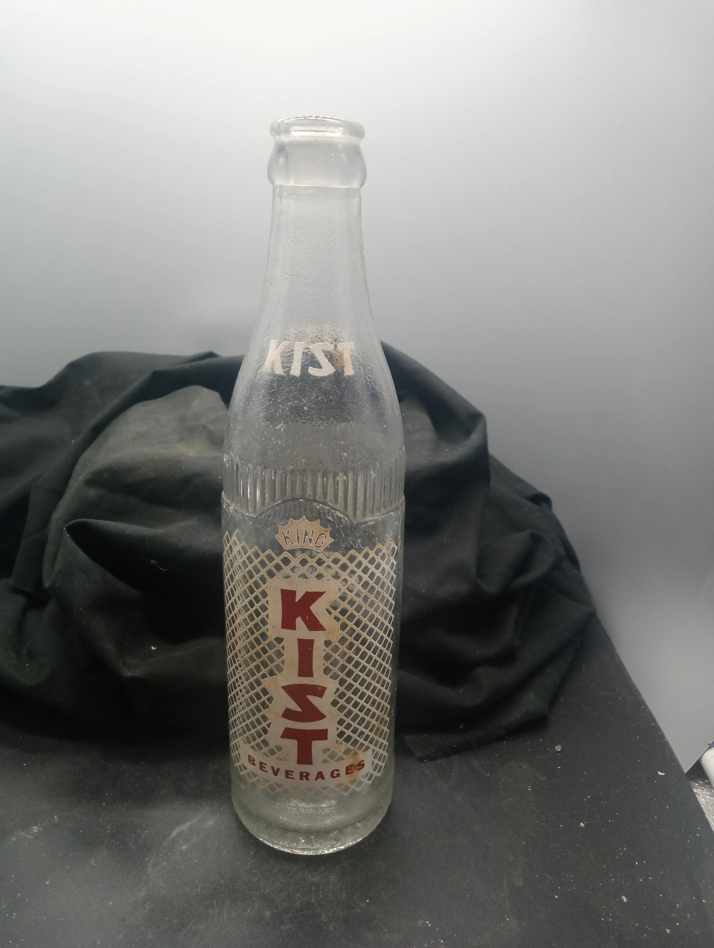 AGE - 1961 - TYPE - MACHINE - FRONT - (shoulder) KIST (body) KING / KIST / BEVERAGES - BACK - CONTENTS 10 FL. OZ. / BOTTLED UNDER LICENSE FROM / CITRUS PRODUCTS CO. CHICAGO, ILL. / COCA-COLA BOTTLING CO. / DARLINGTON, S.C. - BOTTOM - CONT. 10 FL. OZS