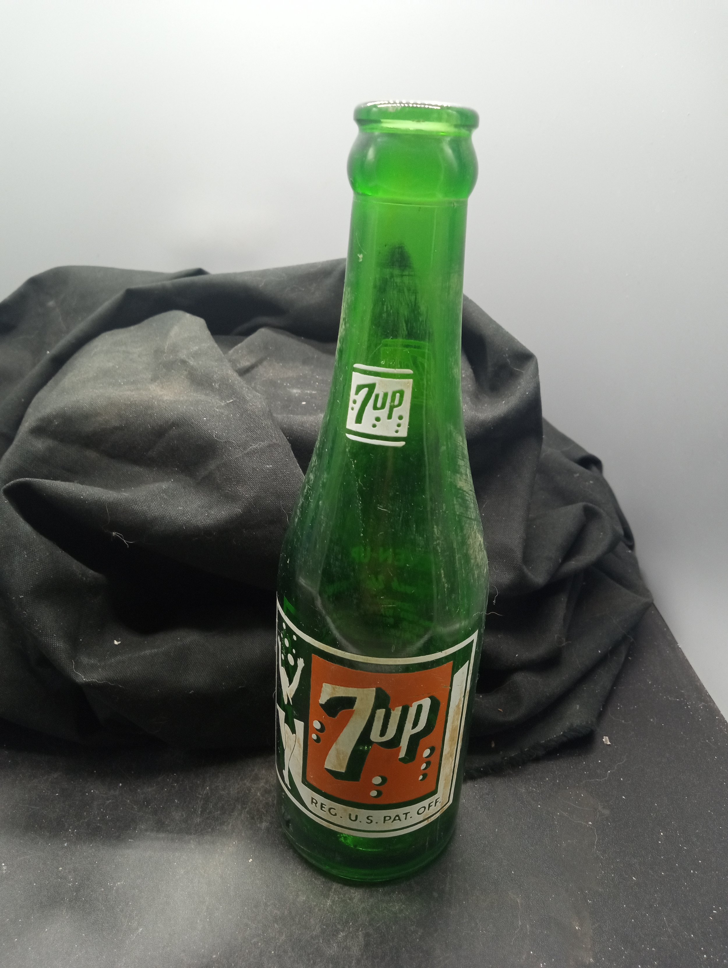 AGE - 1950'S - TYPE - SEVEN BUBBLES - FRONT - (neck) 7up (body) 7up / REG. U.S. PAT. OFF. - BACK - CONTENTS 7 FL. OZS.  / SEVEN-UP BOTTLING CO. / ROCK HILL, S.C. - COLOR - GREEN \ RARITY - SCARCE