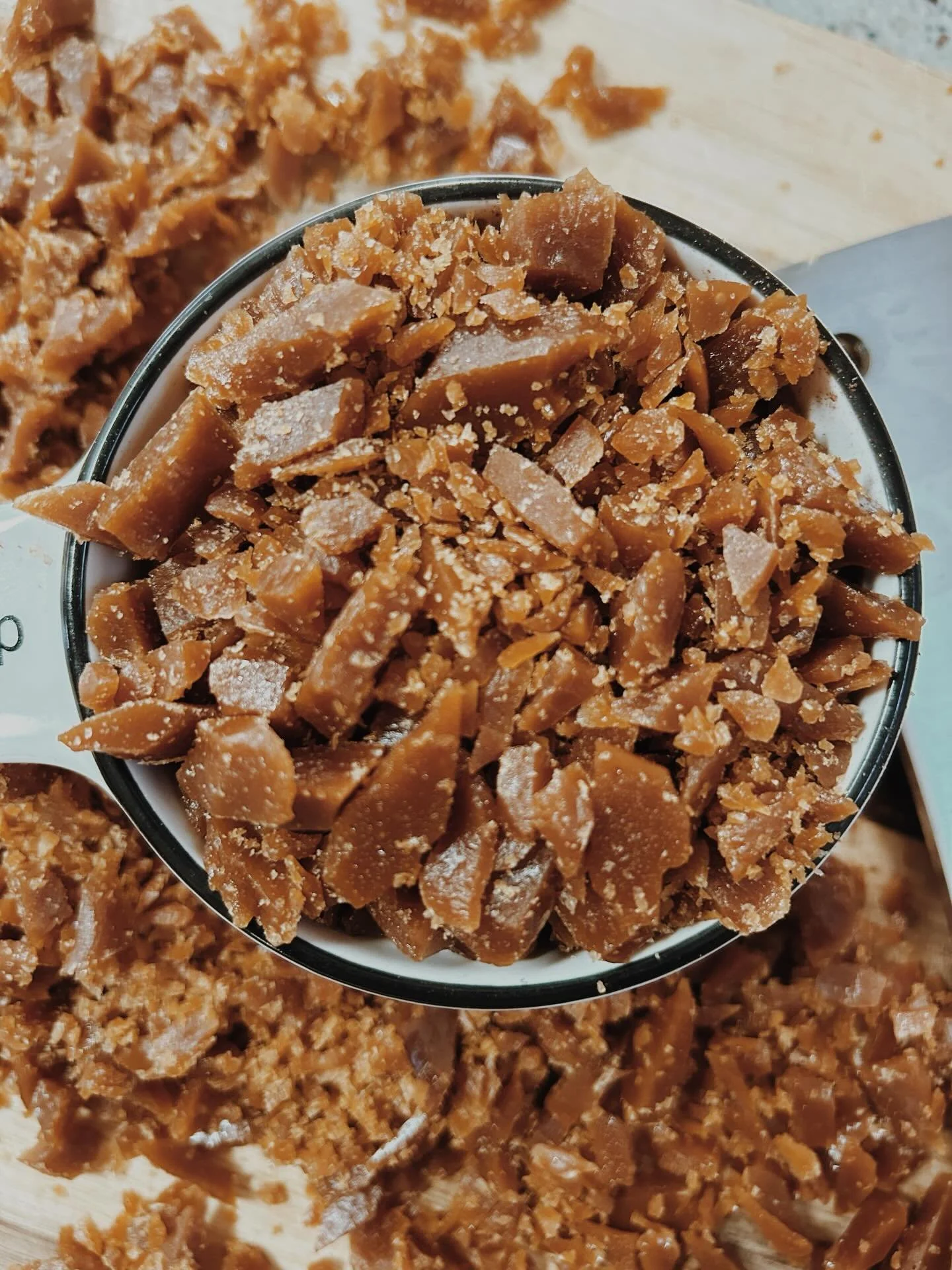 Our homemade organic toffee bits are absolutely ridiculous. 🤤

We use this magic in our Butter Pecan and it's the absolute star of the show in Caramel Chcocolate Chip. 

Always made fresh from scratch. 🤩🖤