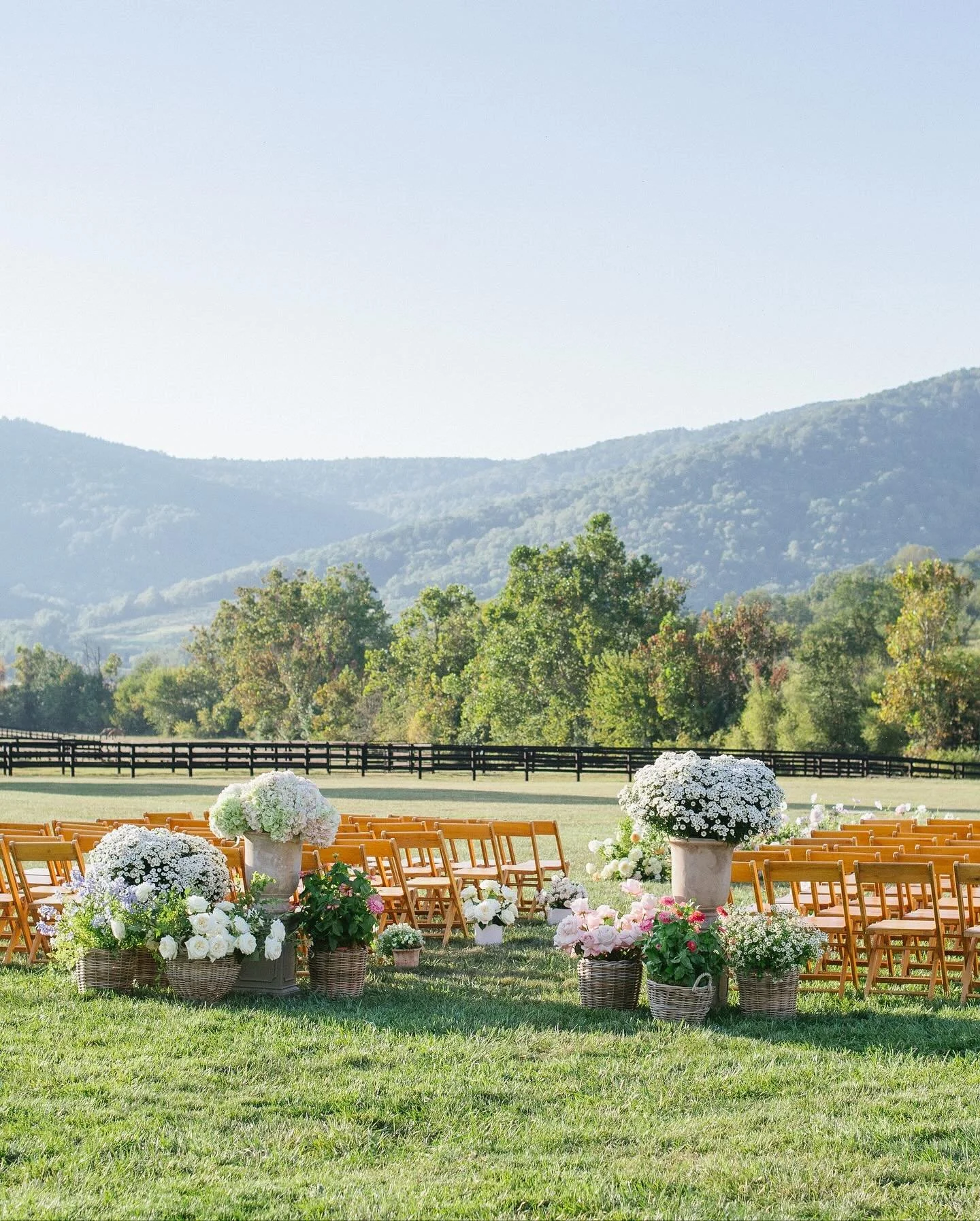 the perfect nod to the official last weekend of summer for C + M 

Planning &amp; Design: @walsh.events
Photography: @jenfariello 
Venue: @kingfamilyweddings 
Catering: @hmcatering
Hair: @styledforelegance
Makeup: @bridesbybriana 
Florals: @tupeloflo