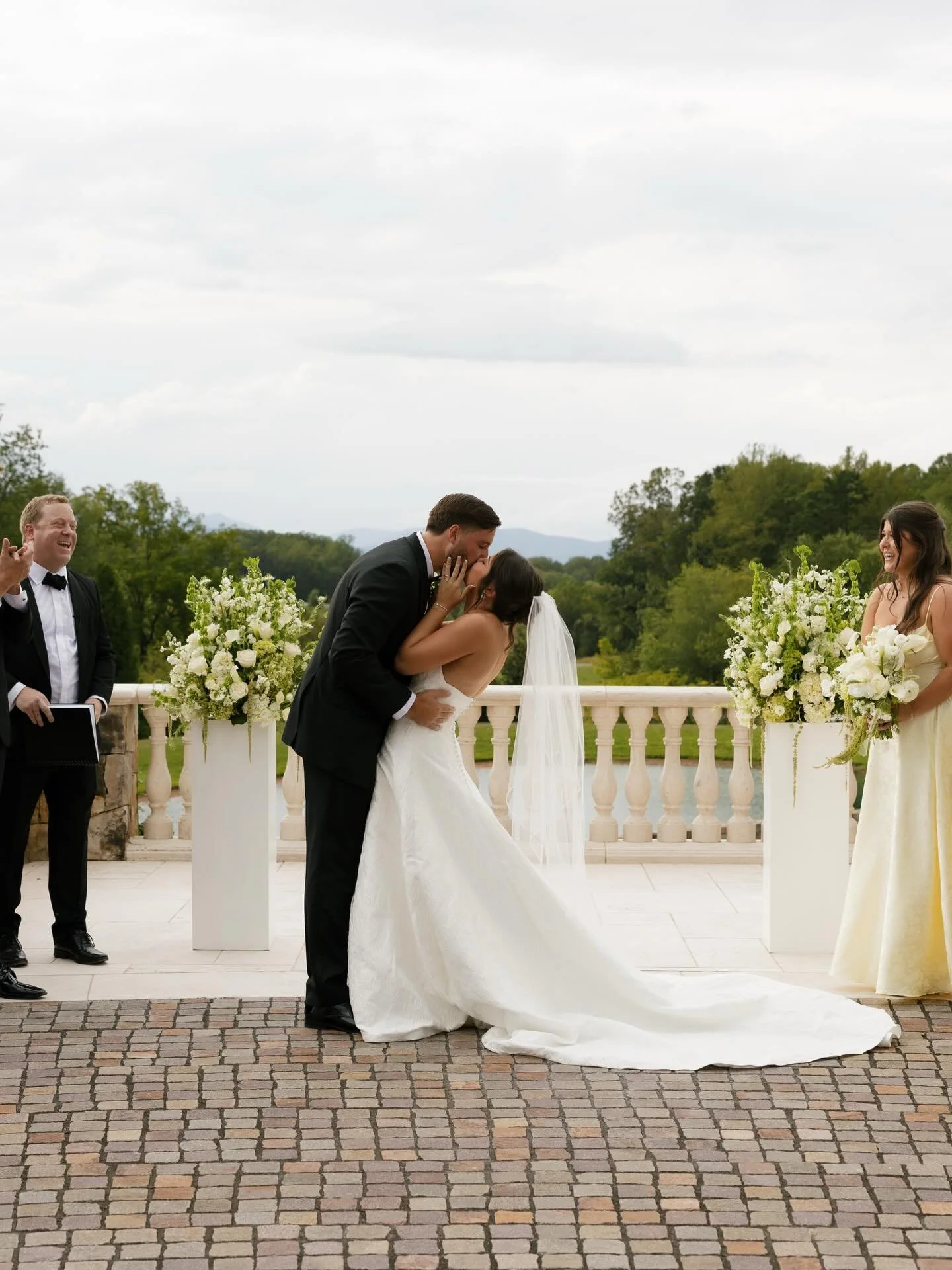 more yellow please 💛🌼✨

Photography: @graceinezphotography
Venue: @castlebrook_estate_venues
Planner: @walsh.events 
Florals: @vogueflowers 
Hair: @agape_artistrycville
Makeup: @captivatingcomplexion @madelyn.captivatingcomplexion
Dress: @urbansetb