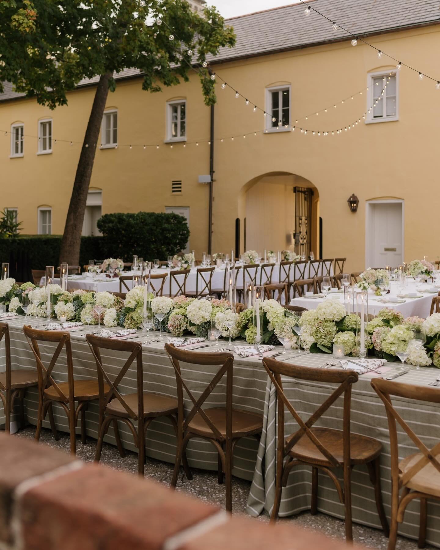 we&rsquo;re here for allllll the al fresco dining

Planning &amp; Design: @walsh.events 
Photography: @renphoto_sc
Venue &amp; Catering: @pphgevents | William Aiken House
Florals: @branchflowershop
Rentals: @snyderevents @pphgevents @eventworksrental