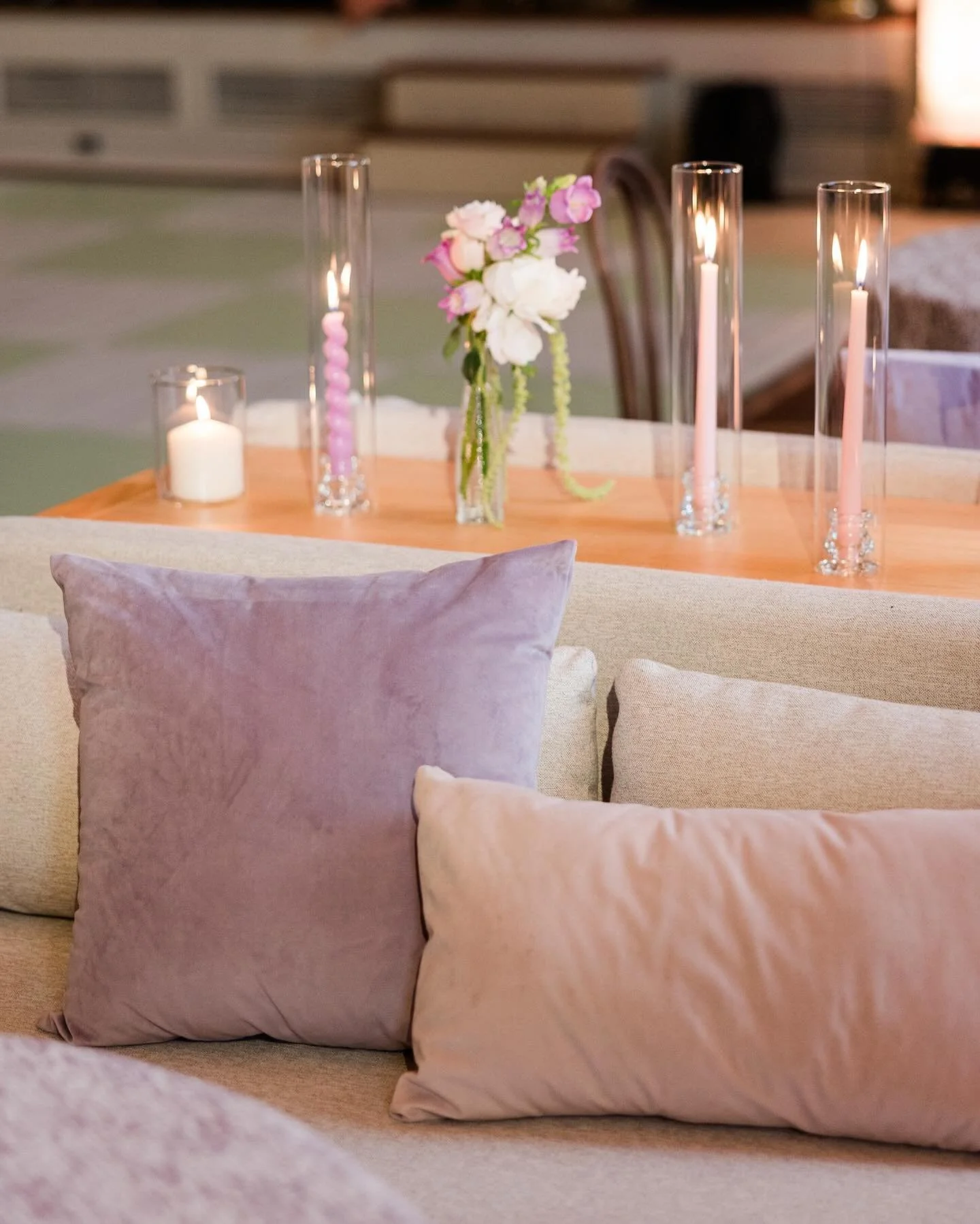 we&rsquo;ve got a thing for color over here 💜

Planning &amp; Design: @walsh.events
Photography: @bdphotos
Reception Venue &amp; Catering: @thecommonwealthclubrva @commonwealthclubweddings
Florals: @tommysgardenrva
Lighting: @lightingprofessors 
Ren