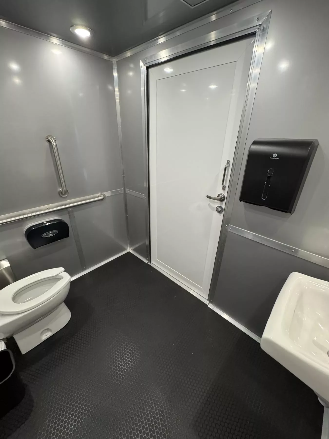 1_Station_ADA_Compliant_Restroom_Trailer_7-15-25_Hn8vE8ioyn39.webp