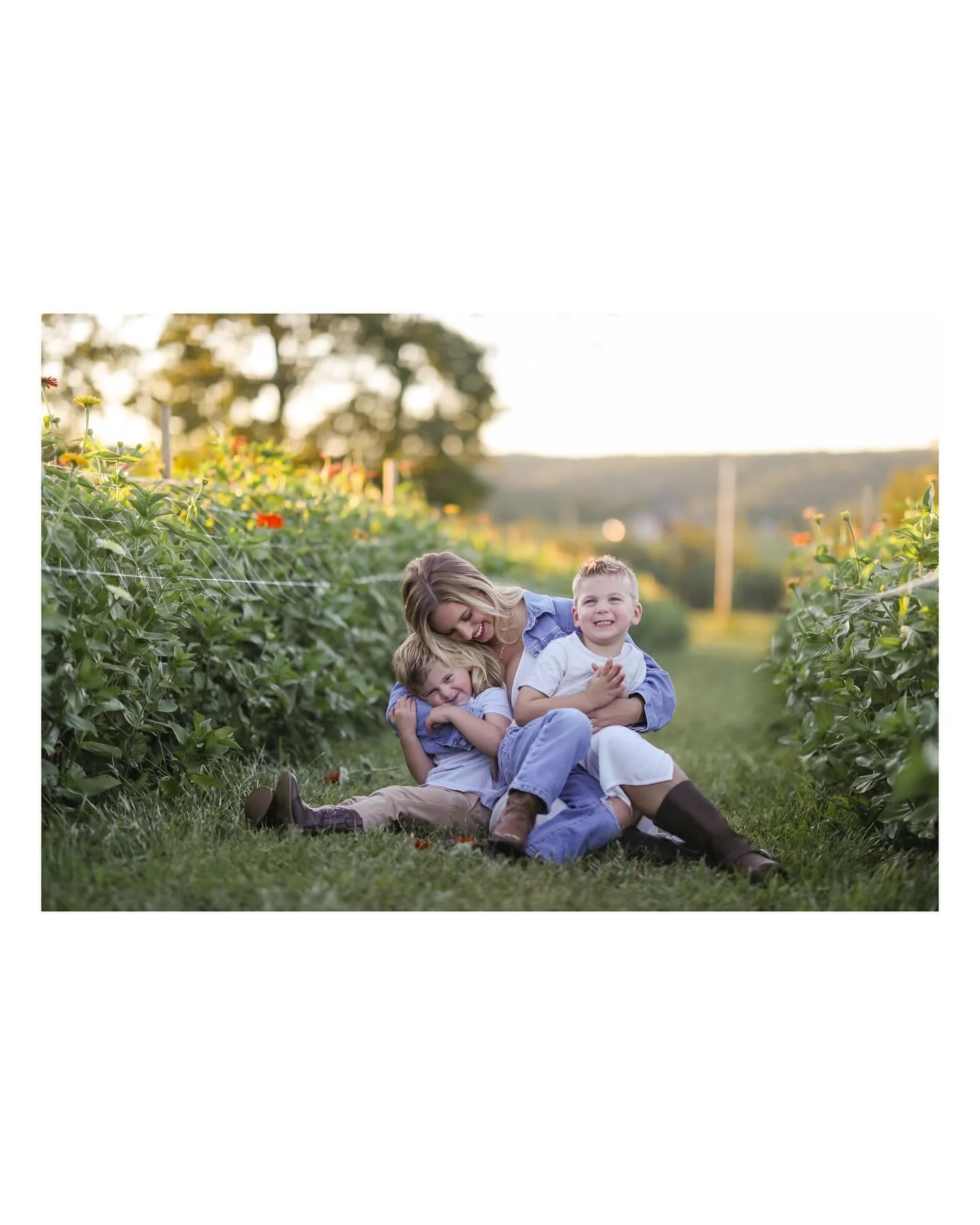 flowers + golden hour + family photos = perfection๐ปโ๏ธ
•
•
•
#flowerfield #fallminis #chattanoogaphotographer #chattanoogaphotography #chattanoogaphotographers #tennesseephotographer #tennesseephotography #georgiaphotographer #georgiap