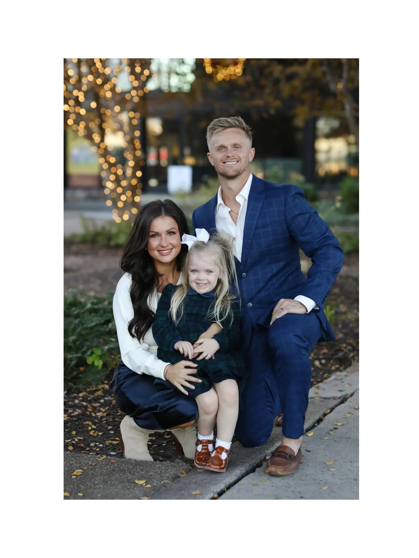 The Winton family at my current favorite location😍💙!
&bull;
&bull;
&bull;
#chattanoogafamilyphotographer #chattanoogaphotographer #chattanoogaphotography #christmascard #familyphotoshoot #tennesseephotographer