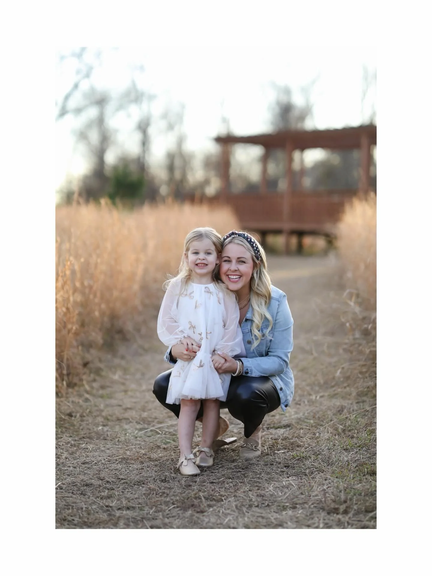 Golden hour + wheat grass + a cute family 🌾💛
&bull;
&bull;
&bull;
#chattanoogafamilyphotographer