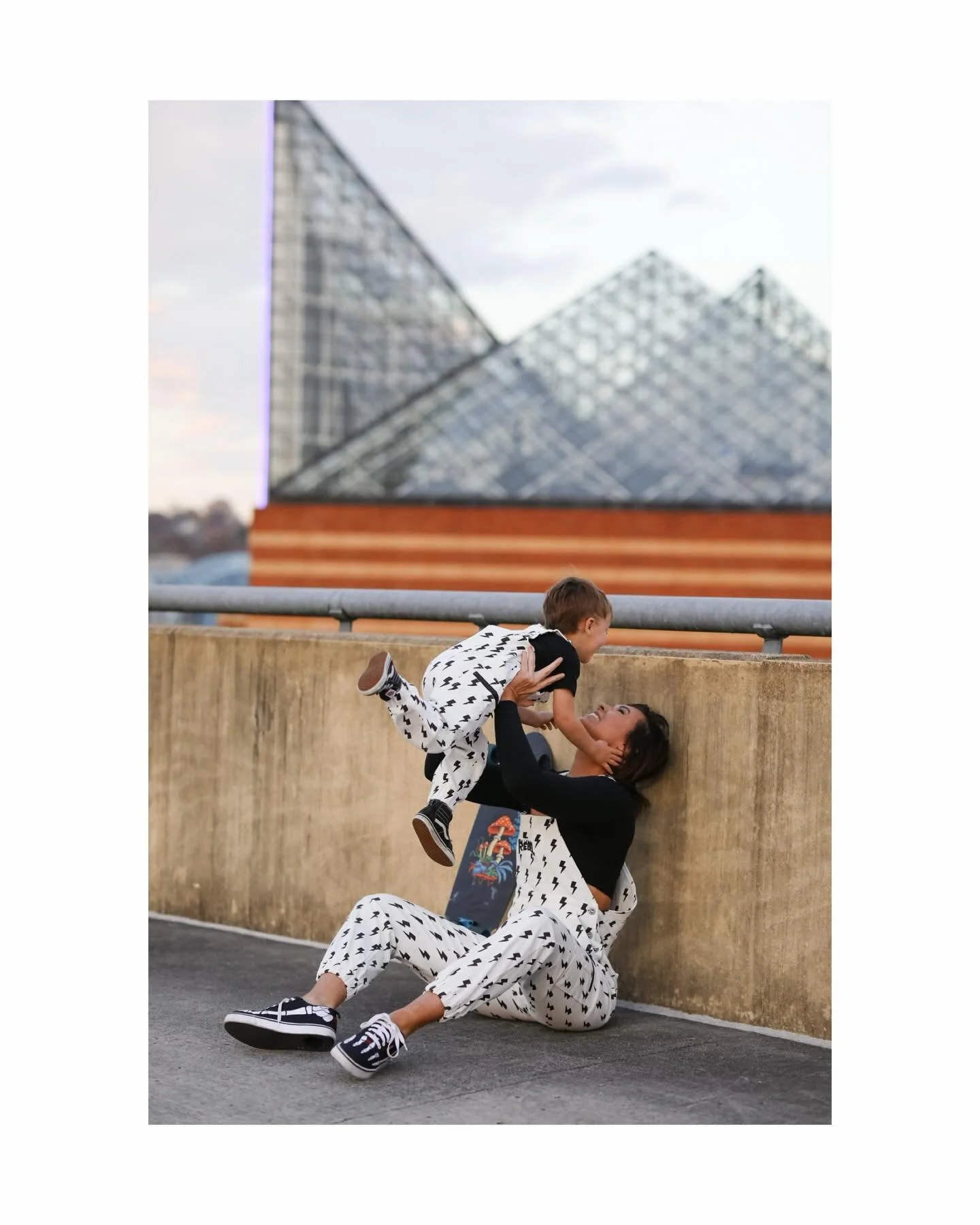 Matching overalls + scenic parking garage rooftop + skateboard + a sweet duo = a really awesome photo shoot❤️
&bull;
&bull;
&bull;
#chattanooga #chattanoogaphotographer #chattanoogaphotography #chattanoogafamilyphotographer #photographer #photography