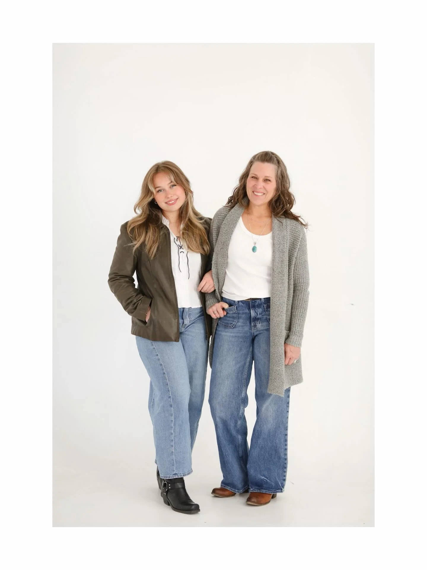 This surprise mother daughter session was so precious🤎
&bull;&bull;
I cannot wait to be someone with a daughter!🥹