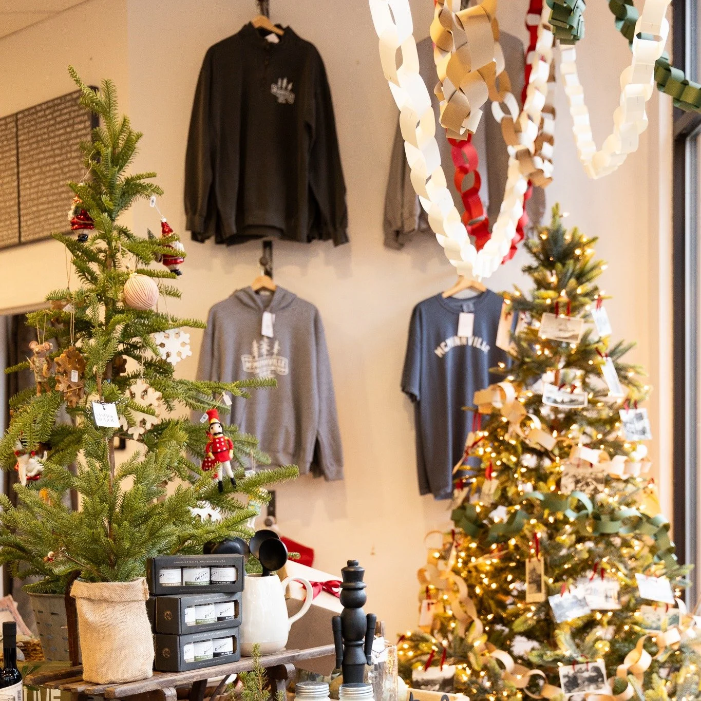 There are only two weekends left to get all of your Christmas shopping done and we are here to help! Nash &amp; Nichol has beautiful holiday decor, gifts galore, locally made items and endless inspiration. 

We're open Saturday from 10am - 5pm and Su