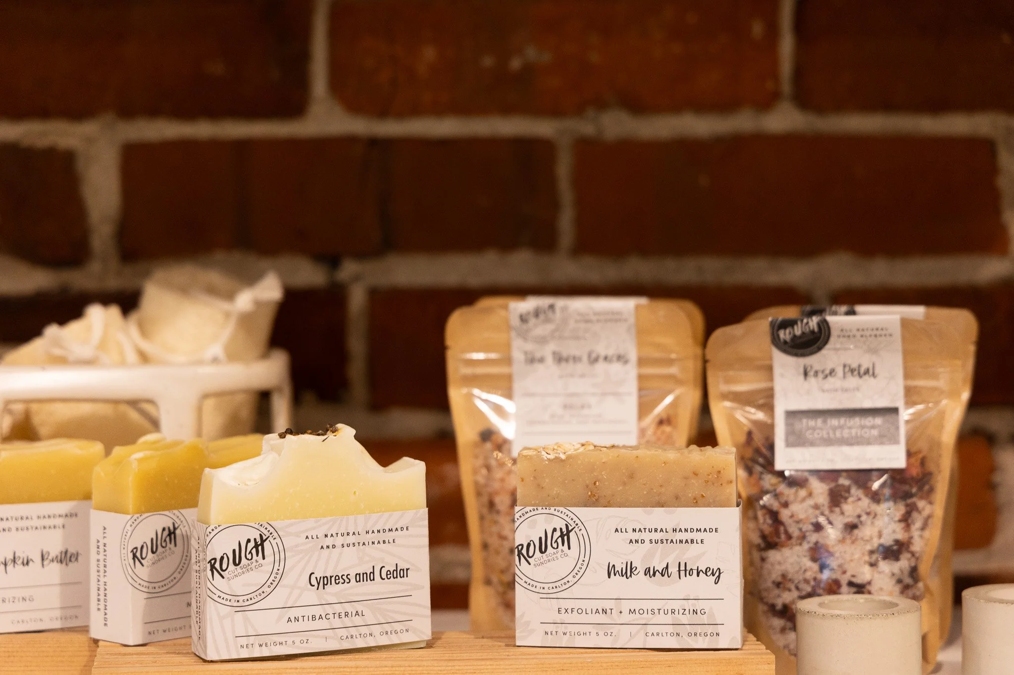 We love recommending our local products to our shoppers, it means so much to support other small businesses and we think it makes for a more meaningful gift. We love the locally made soaps and bath salts from our friends at @roughcutsoapco, the scent
