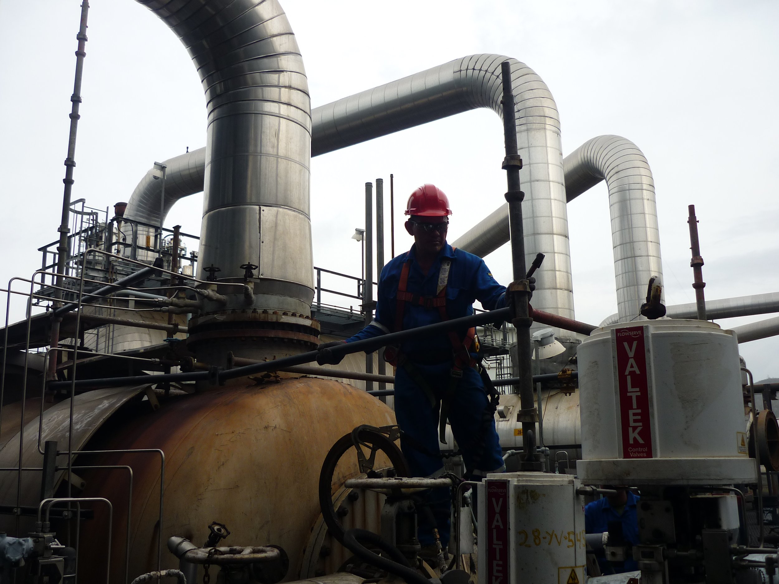 trabajadores en un entorno industrial, armando andamio