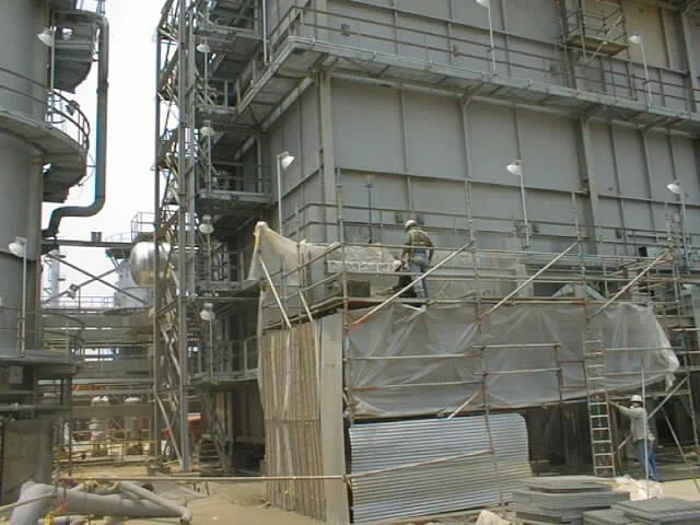 columnas con fireproofing en planta industrial en refineria