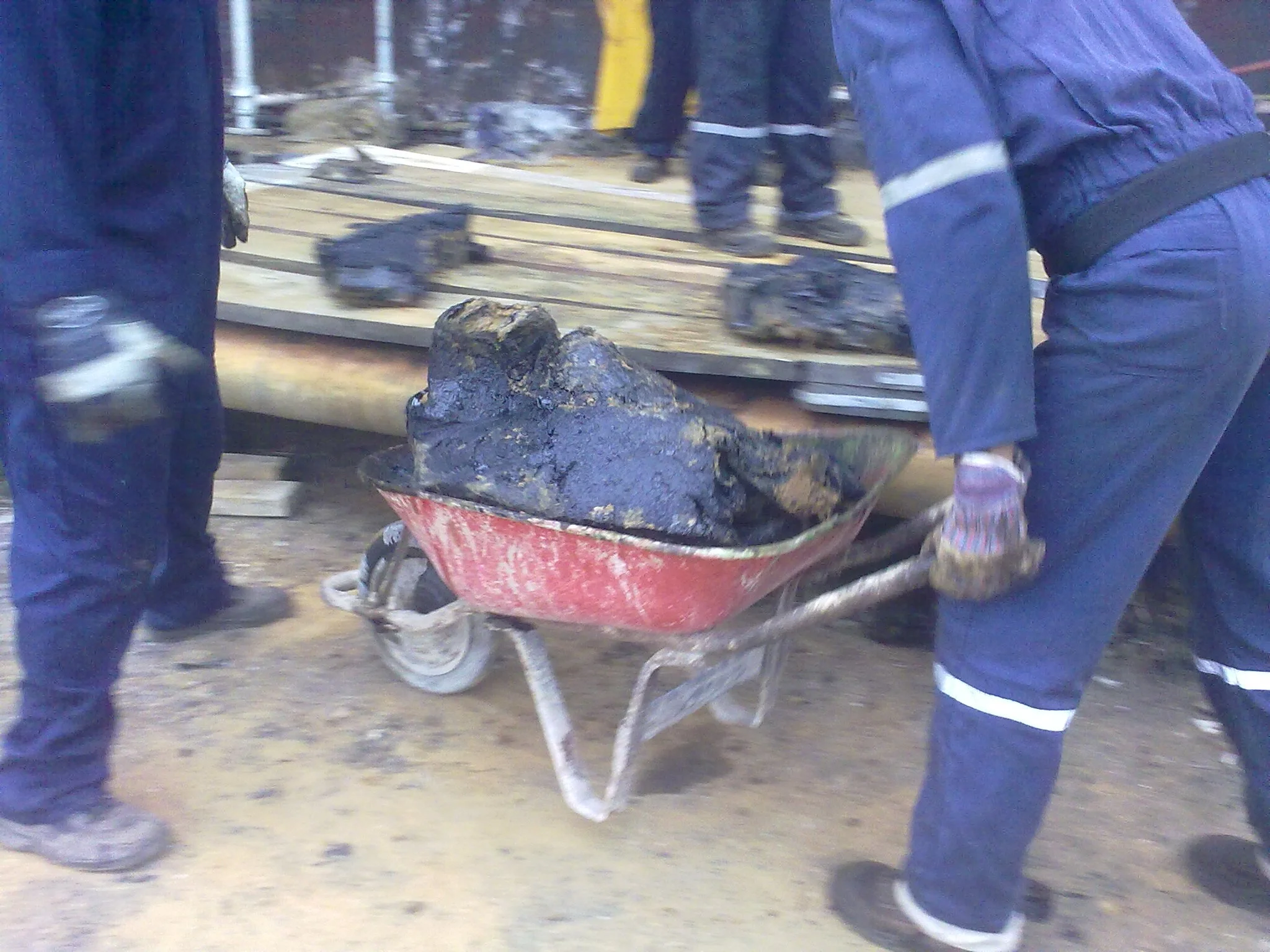 limpieza quimica. Trabajadores con casco en un tanque de almacenamiento petrolero