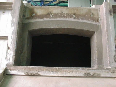 Trabajos  vaciado en un horno de fundición 