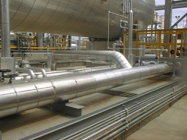 Aislamiento Termico en Tuberías industriales de acero en una planta de proceso.