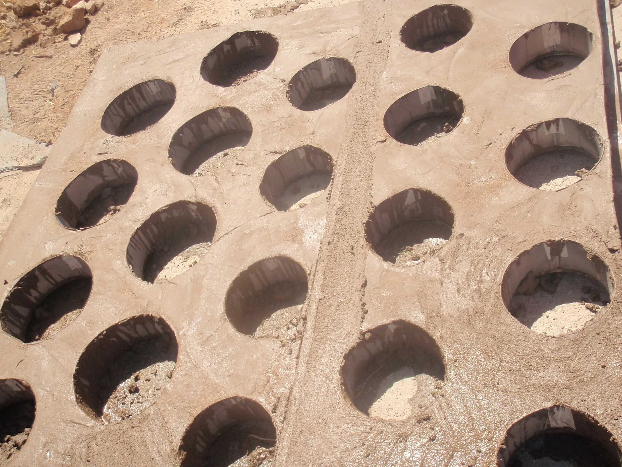 trabajadores en uniforme de seguridad inspeccionan una gran estructura