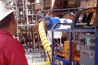 trabajador con equipo portatil de secado dryout