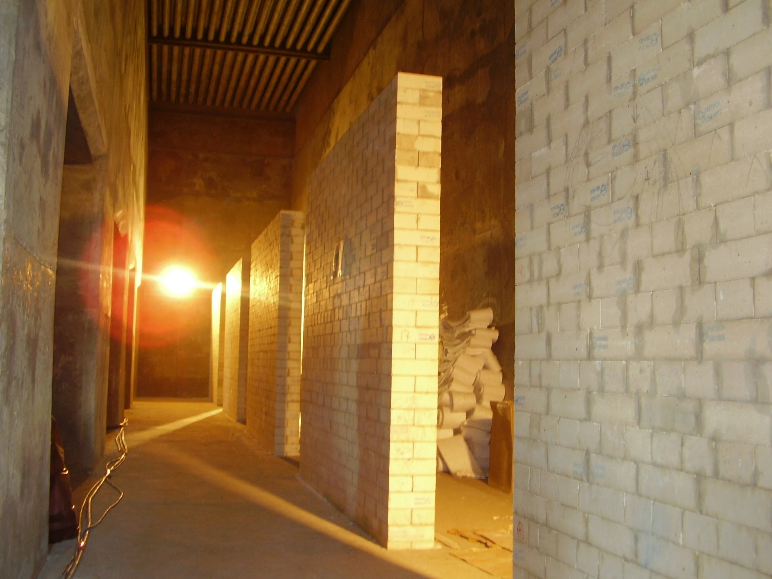 pasillo ladrillos muros horno