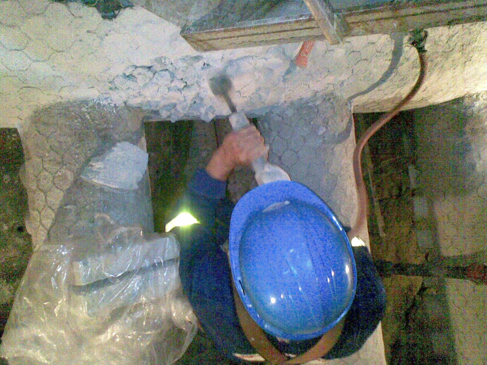 trabajos en ciclon en el domo FCC en la refineria puerto la cruz