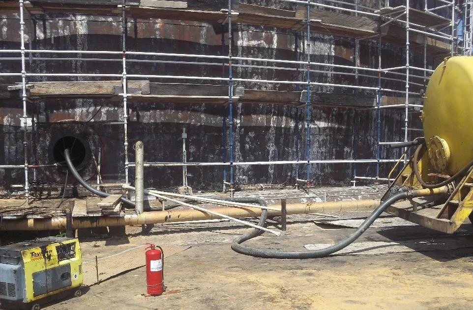 limpieza quimica, Herramientas y estructuras de construcción en un sitio de obra, incluyendo tuberías, maquinaria y andamios