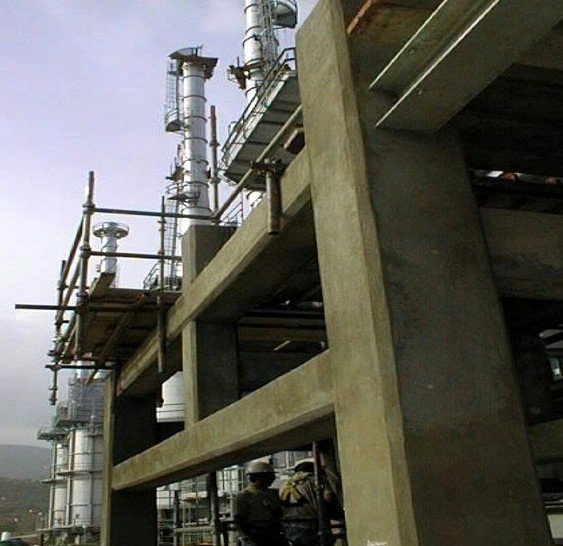 columnas con fireproofing en planta industrial en refineria
