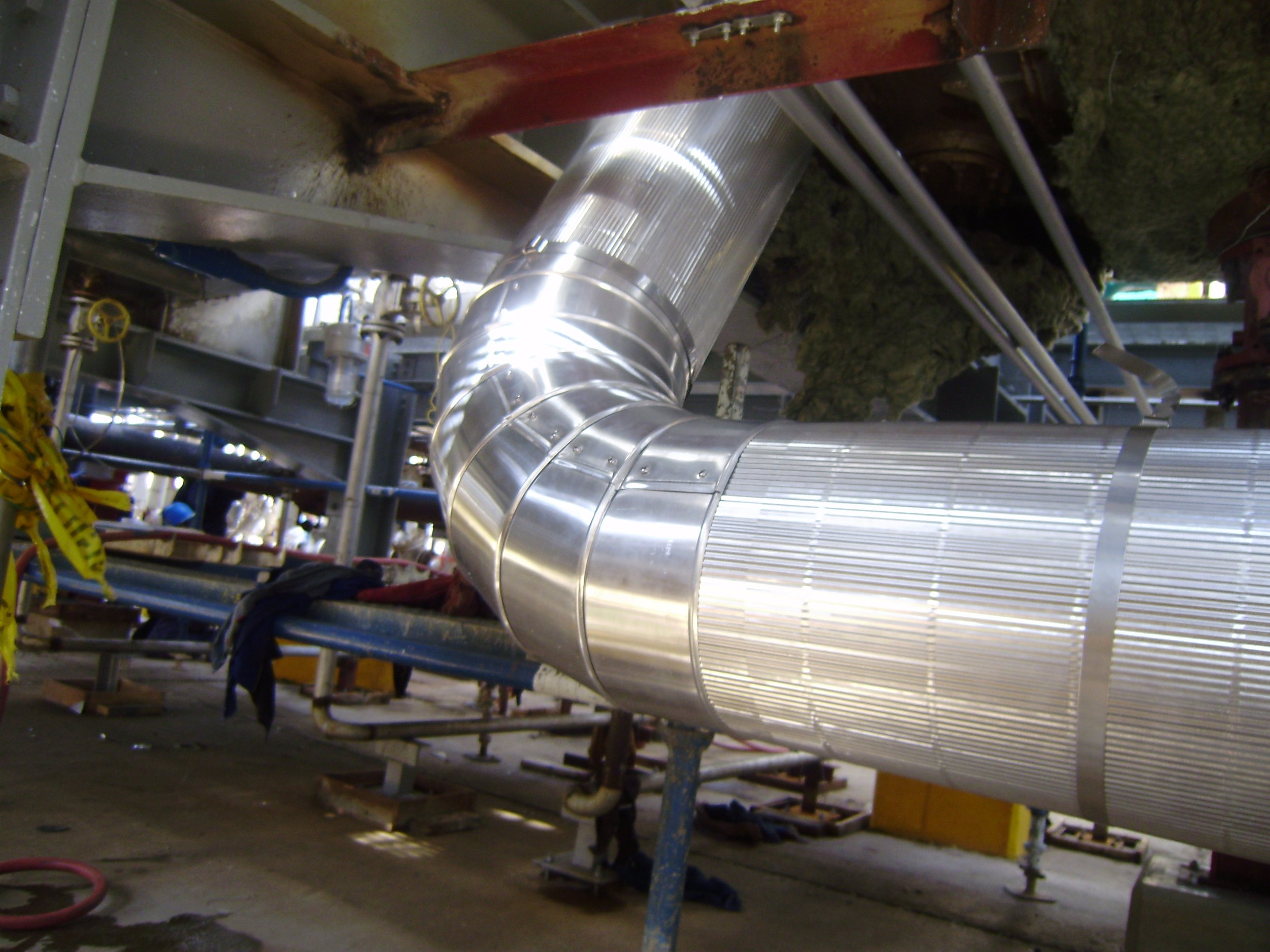 Tubería de conducto de acero inoxidable en una planta industrial.