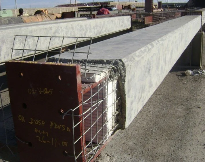 	
Fireproofing. Proteccion contra fuego Columna Valla de metal en una estructura de soporte, con una malla metálica en la parte superior