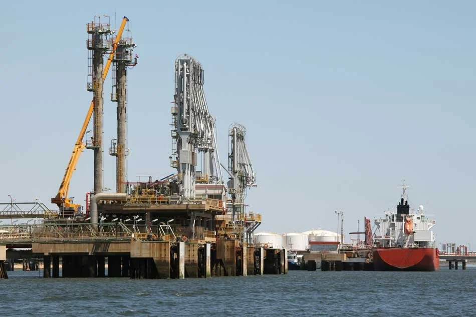 Muelle Plataforma petrolera en el mar con una embarcación en el muelle.