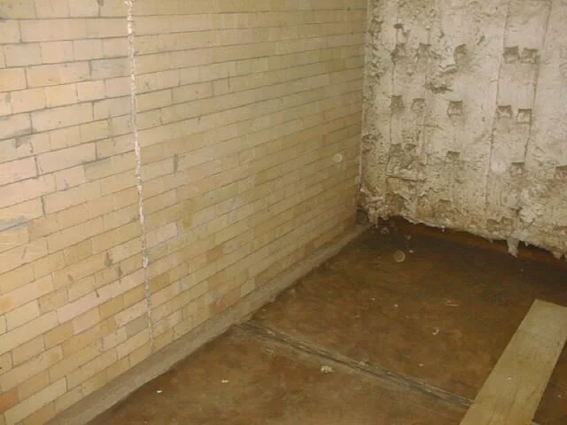 Pared de ladrillos en construcción y muro horno