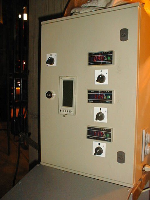 tablero eléctrico con medidores y controles en un entorno industrial.