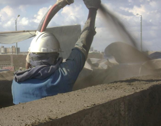 	
Fireproofing. Proteccion contra fuego Columna Valla de metal en una estructura de soporte, con una malla metálica en la parte superior