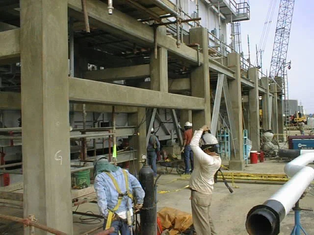 columnas con fireproofing en planta industrial en refineria