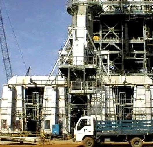 	
planta industrial en refineria y un camión estacionado en primer plano.