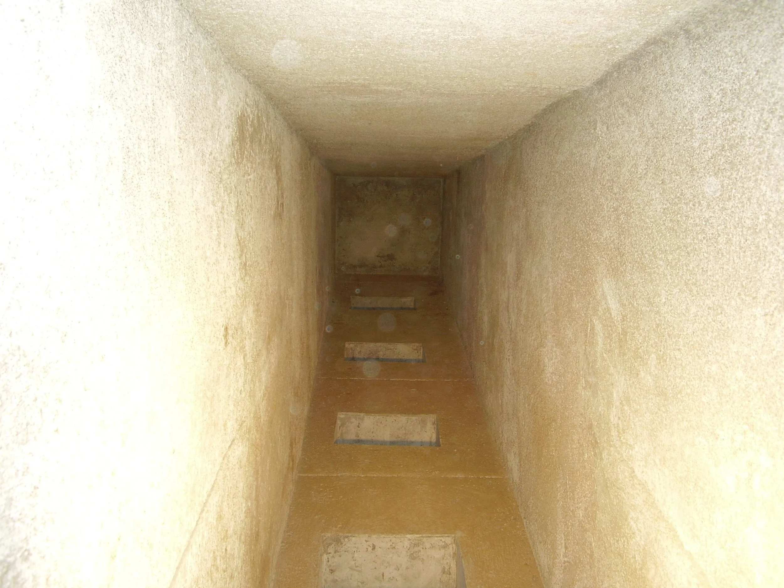 Pared de una escalera empotrada en una estructura de concreto