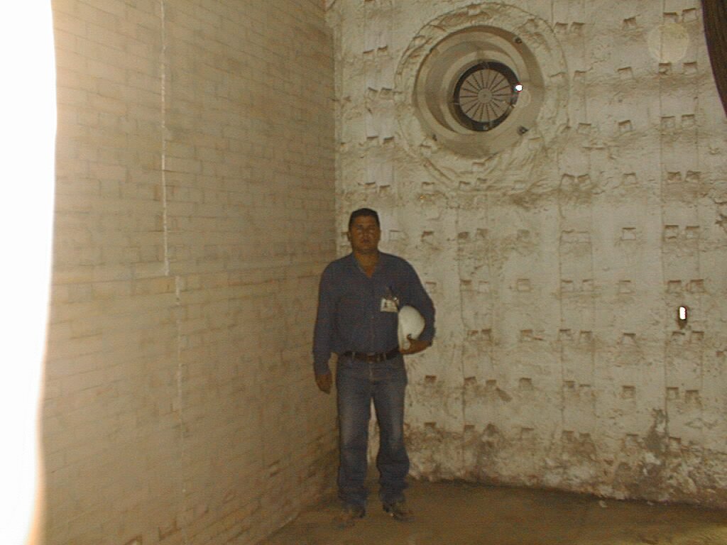 Pared de ladrillos en construcción y muro horno