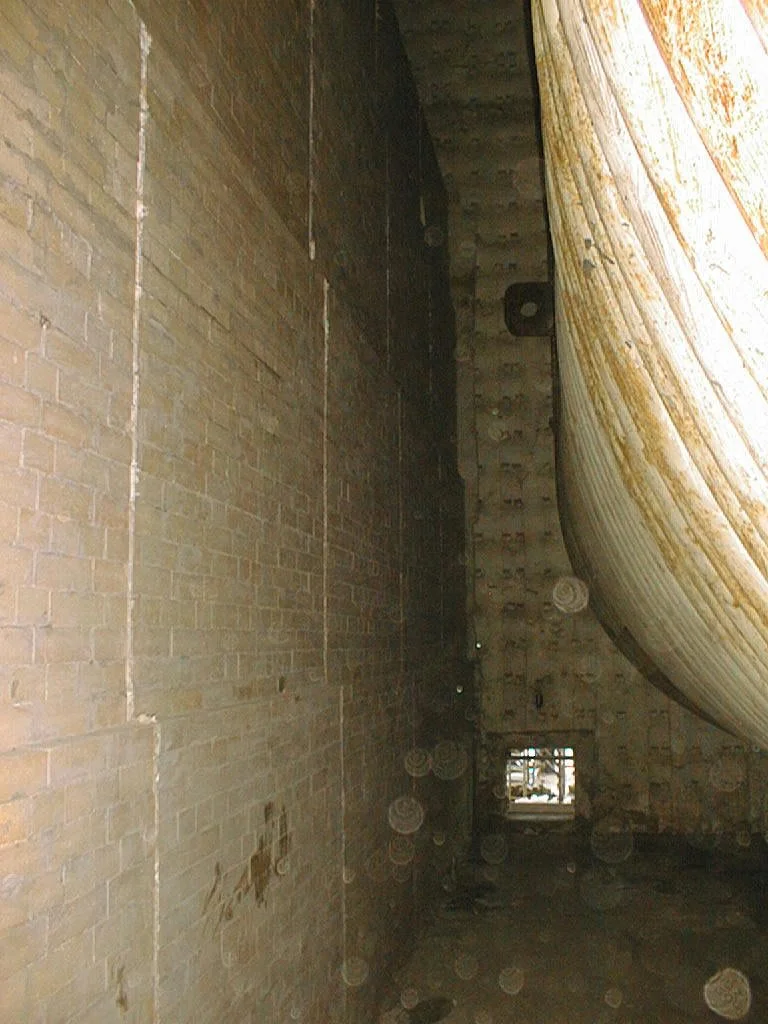 Pared de ladrillos en construcción y muro horno