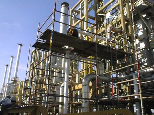 Infraestructura industrial con tuberías y estructuras metálicas en un parque industrial