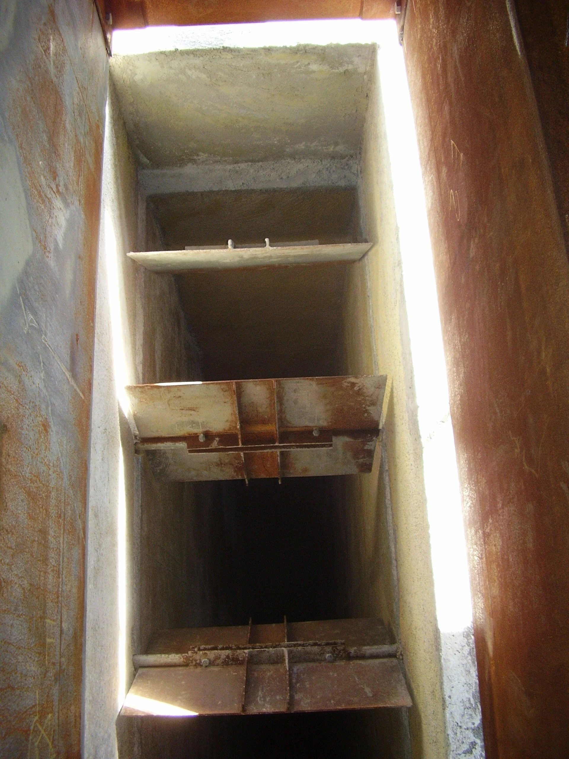 Estructura de un conducto de aire de aluminio con varias compuertas o rejillas, vista desde abajo hacia arriba.