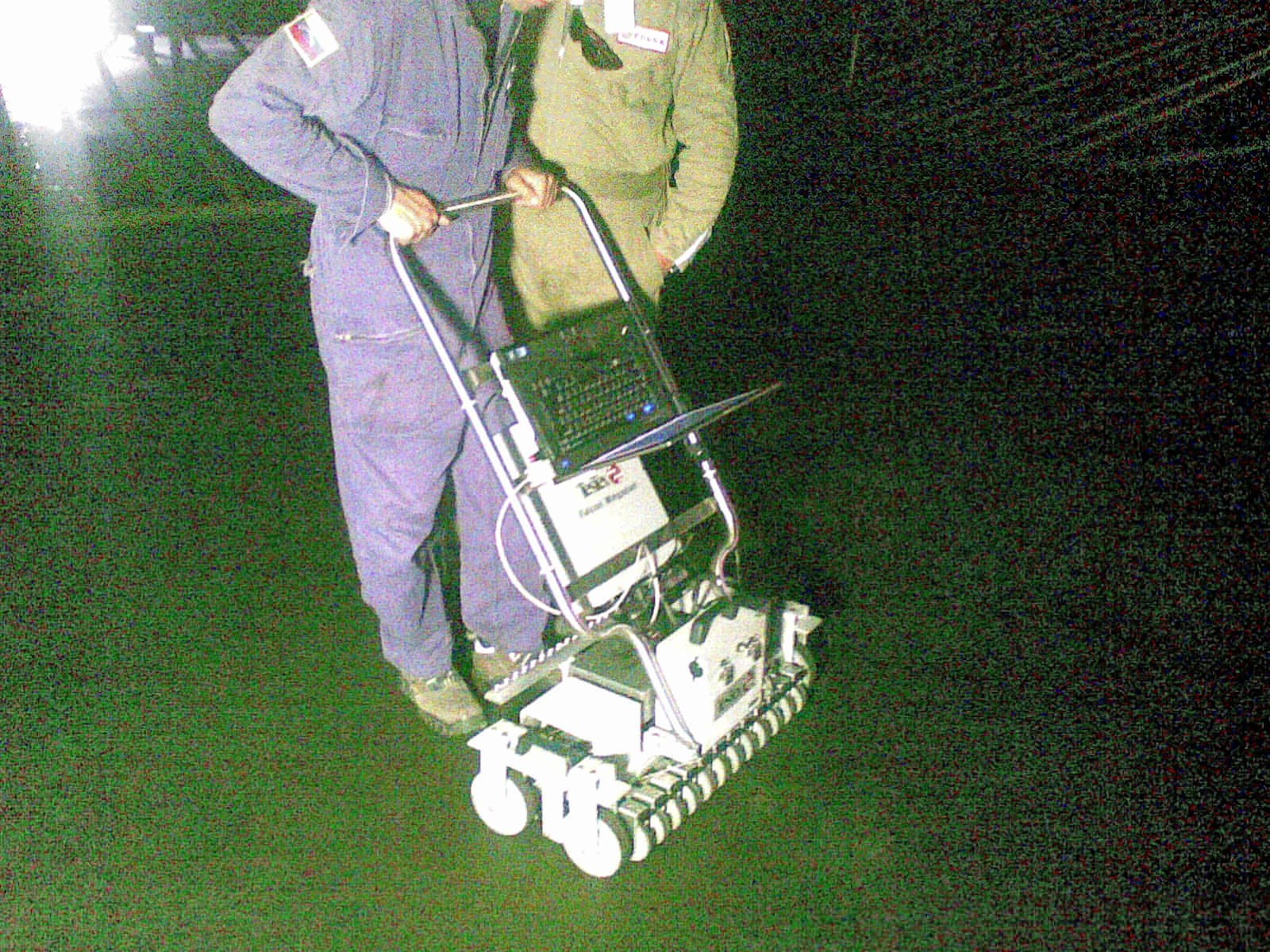 limpieza quimica. Trabajadores con casco en un tanque de almacenamiento petrolero