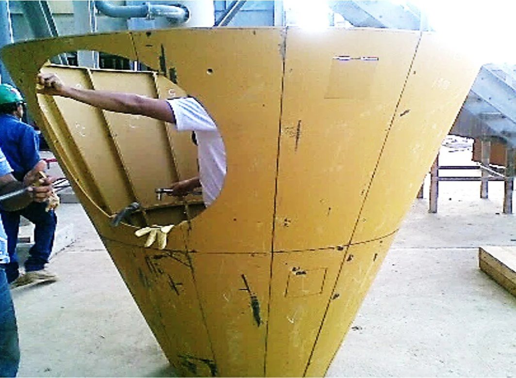 Trabajador instalando encofrado metalico para vaciado en reformador secundario planta amoniaco  pequiven moron 