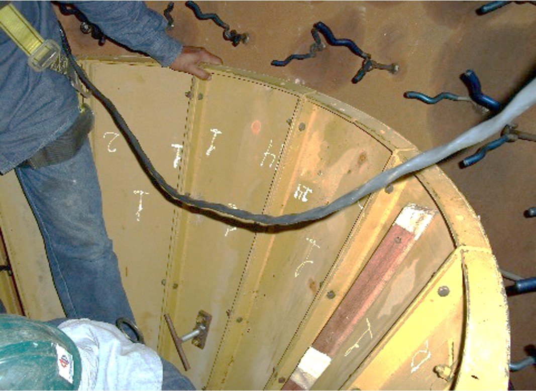 Trabajador instalando encofrado metalico para vaciado en reformador secundario planta amoniaco  pequiven moron 