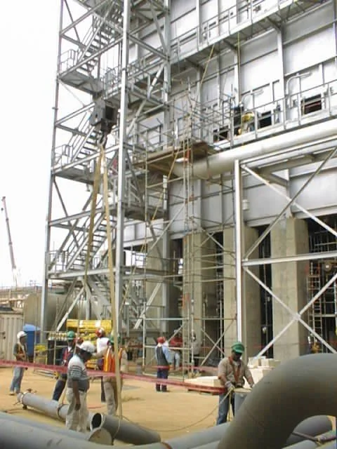 	
planta industrial en refineria con trabajadores en el lugar de trabajo.