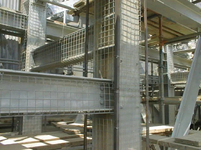 Columnas Estructura de hierro y concreto en construcción, con andamios y plataformas.